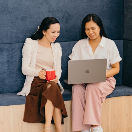 colleagues-collaborating-laptop-booth